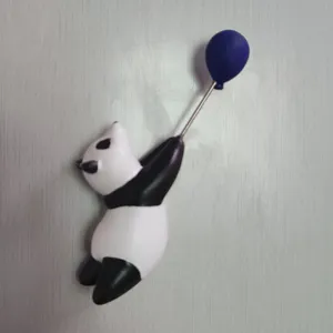 Niedlicher 3D-Harz-Panda mit Ballon-Magnet, Detailaufnahme zeigt realistische Textur und Form.