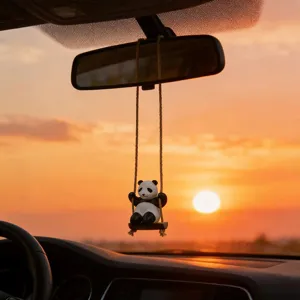 Mignon Pendentif de Voiture Balançoire Panda Figurine en Résine Ornement Suspendu Rétroviseur Accessoires Décor Intérieur