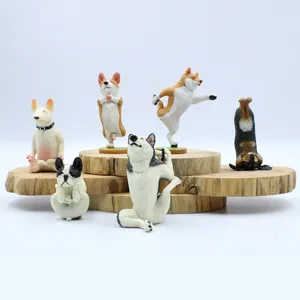 Nahaufnahme von süßen Hunde Yoga Figuren, witzige Tier Miniaturen für Schreibtisch Dekoration.