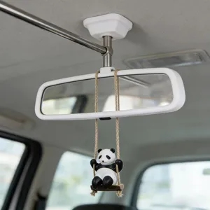 Détail de l'ornement de voiture panda balançoire, pendentif figurine en résine pour rétroviseur.