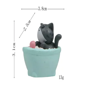 Detailansicht der niedlichen Katzen-Badewannenfigur aus Kunstharz, ideal für Schreibtischdeko.
