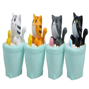 Nahaufnahme Detail süßer badender Katzen-Figuren in blauen Wannen, ideale Schreibtischdeko.