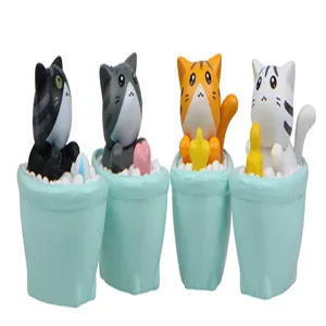 Süße Mini-Katzenfiguren in kleinen Wannen, perfektes Detail für die Tischdekoration.