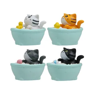 Süße Mini-Katzenfiguren in Badewannen, detaillierte Deko-Ornamente für Mikrolandschaften.