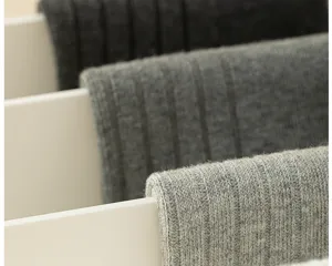 Vue détaillée de chaussettes pour hommes en coton côtelé, montrant texture douce et rangement.