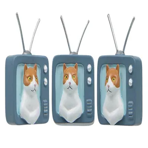 Simpatico magnete per frigo gatto TV vintage, vista di dettaglio adesivo in resina.