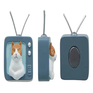 Simpatico magnete per frigorifero a forma di TV con gatto in resina per casa con stile.
