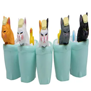 Süße Katzen-Miniaturfiguren entspannen in Mini-Badewannen, detailreiches Tischdekor-Set.
