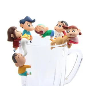 Detailansicht von Cartoon Anime Figuren am Tassenrand, süsse Mini Schreibtisch Deko.