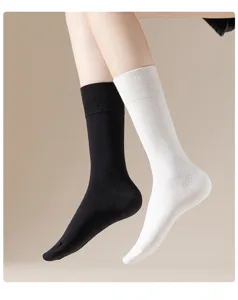 Cómodos calcetines a media pantorrilla negros y blancos para mujer, diseño liso clásico.