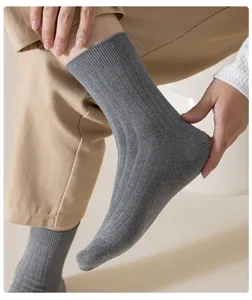 Chaussettes homme grises en coton côtelé, gros plan sur les détails et l'élasticité.