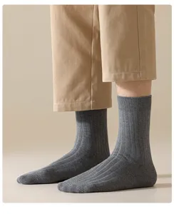 Vue détaillée de chaussettes montantes côtelées grises pour hommes, coton confortable.