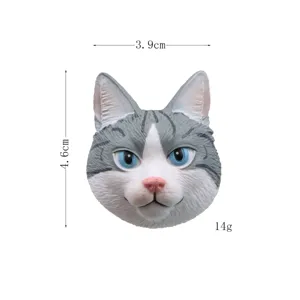 Niedlicher realistischer grauer weisser Katzenkopf Kuehlschrankmagnet mit blauen Augen kompakt