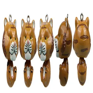 Detailansicht des niedlichen Tiger Schlüsselanhänger Figur Charms aus verschiedenen Winkeln.