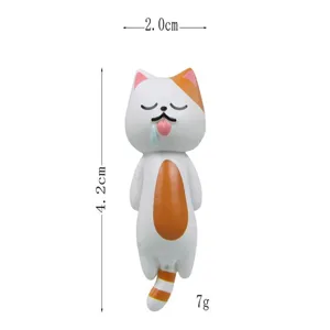 Detailaufnahme der süßen schlafenden Katzen-Figur als Mikro-Landschafts-Ornament im Hänge-Design.