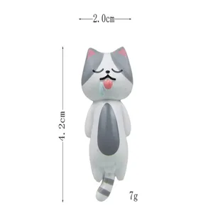 Detailaufnahme der süßen schläfrigen Katzen-Miniaturfigur mit verspieltem, niedlichem Design.