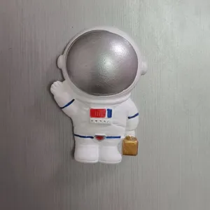 Niedlicher Astronaut Harz Kühlschrankmagnet, dekorativer Magnetaufkleber für Zuhause Büro.