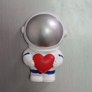 Süßer Astronaut mit rotem Herz Kühlschrankmagnet, dekorativer Magnet aus Harz für Zuhause.