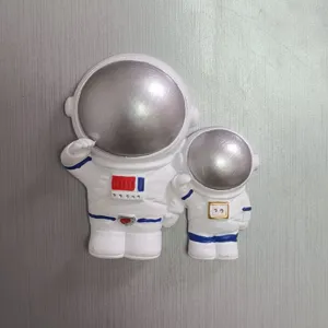 Harz Astronauten Figur Detail, süße Raumfahrer Deko für Zuhause oder Kühlschrank Display.