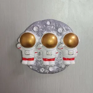 Nahaufnahme der kreativen Astronauten-Figur-Dekoration mit feiner Verarbeitung und Details.