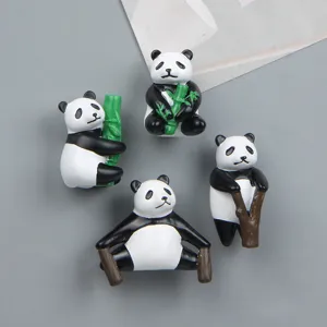 Niedliches Panda Figuren Set Detail Ansicht, mit vier zauberhaften Miniatur Tier Designs.