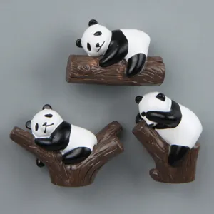 Süße schlafende Panda-Figuren auf Baumstümpfen, perfekt für schöne Tischdekoration und Deko.