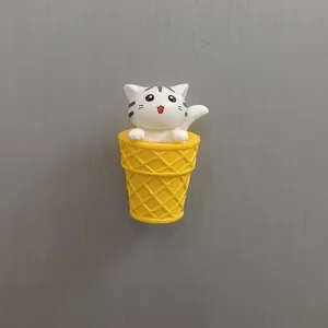 Nahaufnahme Detailansicht einer niedlichen Katzen-Eistüte als Kühlschrankmagnet.