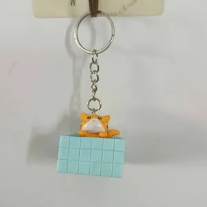 Süßer Cartoon-Katzen-Schlüsselanhänger in Mini-Blau-Pool-Wanne, Metalltaschen-Anhänger.