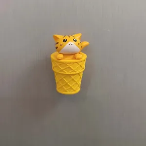 Detailansicht vom niedlichen Eis Katzen Kühlschrankmagneten, kreativer Harzmagnet.