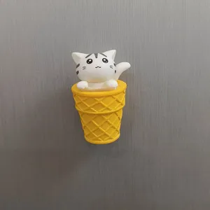 Nahaufnahme Detail des süßen Katzen Eistüten Magnet Kühlschrankaufklebers, feine Textur.