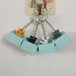Süßes Katzen Schlüsselanhänger Set mit niedlichen Kätzchen im kleinen Kachelpool Design top.