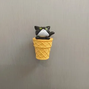 Niedlicher Katzen Eiswaffel Kühlschrankmagnet Nahaufnahme Detail, magnetische Küchendeko.