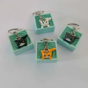 Detailaufnahme niedlicher Zeichentrick-Katzen-Schlüsselanhänger in Mini-Schwimmbecken, vier Farben.