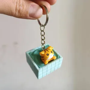 Detailansicht des niedlichen Katzen-Schlüsselanhängers mit blauem Mini-Pool und Kätzchen.