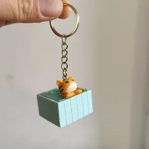 Nahaufnahme des süßen Katzen Pool Schlüsselanhängers mit dem detailreichen kleinen Design.