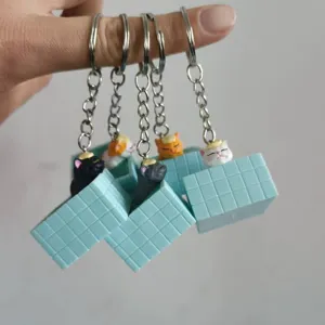 Detailansicht niedlicher Katzen Schlüsselanhänger, Badewannen Design, süßer Taschenanhänger.