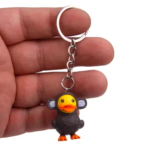 Détail de porte-clés mignon canard cosplay animal, pendentif en métal pour sacs.