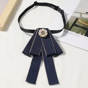 Σκούρο μπλε υφασμάτινο παπιγιόν preppy στυλ με καρφίτσα μαργαριταριών για γυναικεία πουκάμισα.