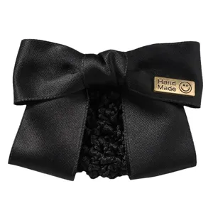 Schwarzes Satin-Schleifen-Haarnetz mit Metallschild, professionelle Dutt-Kappe für Servicekräfte.