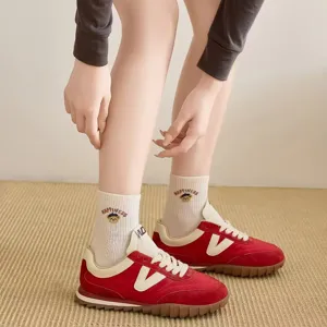 Chaussettes mi-hautes élégantes en coton pour femmes avec broderie graphique et grand confort.