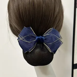 Λεπτομέρεια από μπλε σκούρο φιόγκο μαλλιών από οργάντζα με δίχτυ για επαγγελματικούς κότσους.