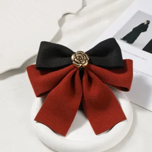 Pince à cheveux nœud en velours noir et rouge vintage avec rose dorée, accessoire rétro élégant femme.