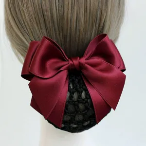 Nahaufnahme des burgunderroten Satin-Schleifen-Haarnetzes, professionelles feines Duttnetz.