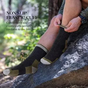 Detailansicht dicker thermischer Ski-Wandersocken mit elastischen Bündchen für den Outdoor-Einsatz.