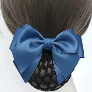 Detailansicht des blauen Satin-Schleifen-Haarnetzes, professioneller Dutt-Netz für den Beruf.