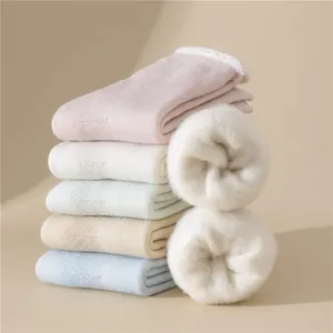 Dikke warme winter thermische sokken voor vrouwen, gezellige fleece gevoerde pluche sneeuwsokken.