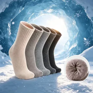 Vista dettagliata della fodera interna in peluche e dei colori di calze termiche spesse da sci.