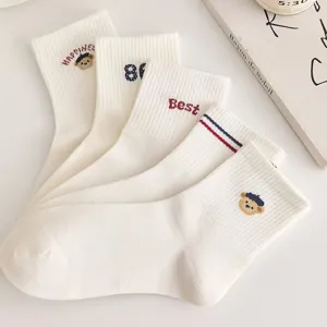 Chaussettes mi-mollet en coton blanc pour femmes avec broderie d'ours et lettres tendance.