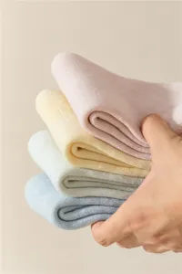 Stapel zachte dikke wintersokken, gezellige donzige damessokken badstof detailweergave.