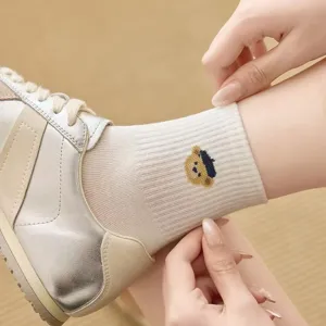 Chaussettes mi-hautes blanches en coton pour femmes avec broderie ours et look decontracte.